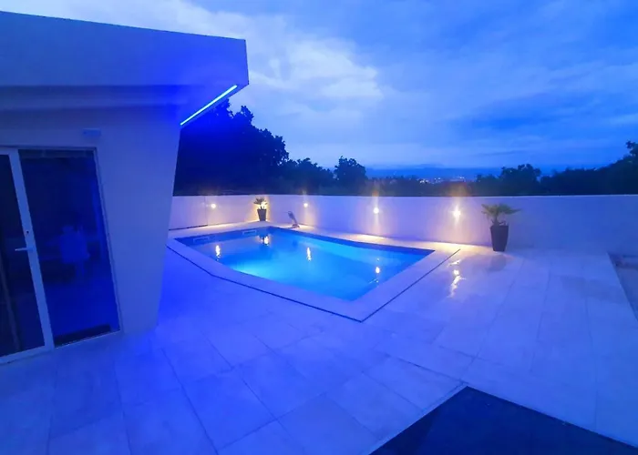 Penthouse Jacuzzi & Pool Apartmants
